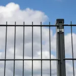 Ogrodzenia panelowe: ocynkowane czy malowane proszkowo – co wybrać?