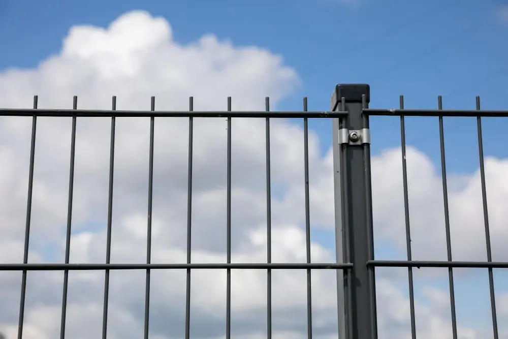 Ogrodzenia panelowe: ocynkowane czy malowane proszkowo – co wybrać?