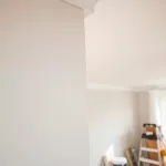 Jak odciąć sufit od ściany bez taśmy? Sprawdź nasze metody!