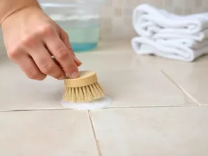 Czym czyścić jasne fugi na podłodze? Sprawdzone metody i porady