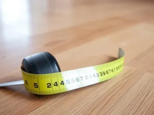 Jak obliczyć metraż podłogi? Praktyczny przewodnik krok po kroku