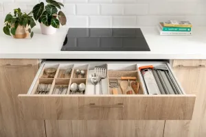 Jakie akcesoria meblowe warto dodać do szuflad